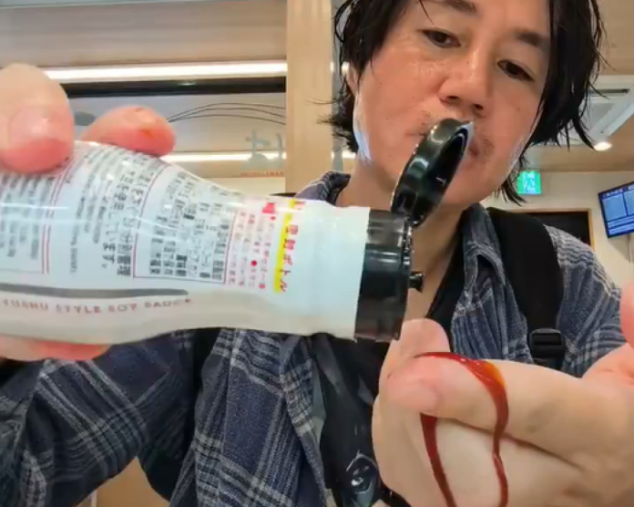影／日網紅惡搞HAMA壽司！才因「洗碗精淋壽司」罰50萬日圓　為了流量又「手摸醬油瓶口」遭逮