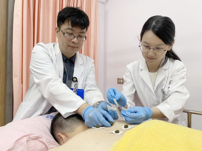 三伏貼進入最佳治療期！臺中榮總：改善過敏性鼻炎、氣喘　冬病夏治調節免疫力