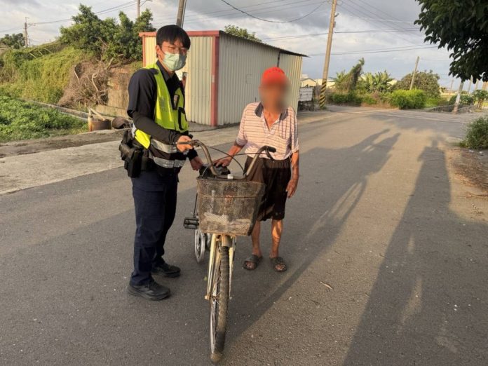 獨居老翁騎單車迷途體力不支　馬光暖警護送返家獲讚