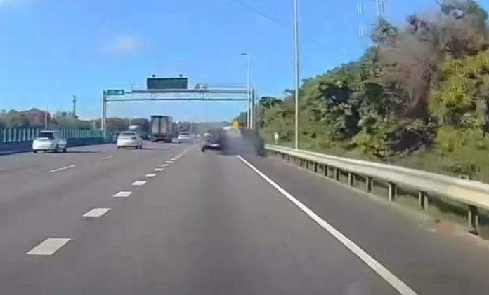 撞擊畫面曝光！國道3號休旅車追撞故障停路肩廂型車　3人受傷送醫