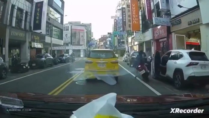 影／差點爆頭！桃園阿伯開門殺擊落騎士「倒地險遭小黃輾」　下車再開一次差點擊落第2人