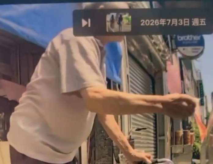 影／停路邊被阿伯灌三秒膠　特斯拉車門關不起來無法行駛！車主怒提告毀損