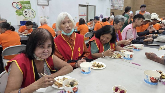 逸軒義廚、金帽廚師義廚團高雄義煮送暖　200人共享愛心辦桌關懷弱勢
