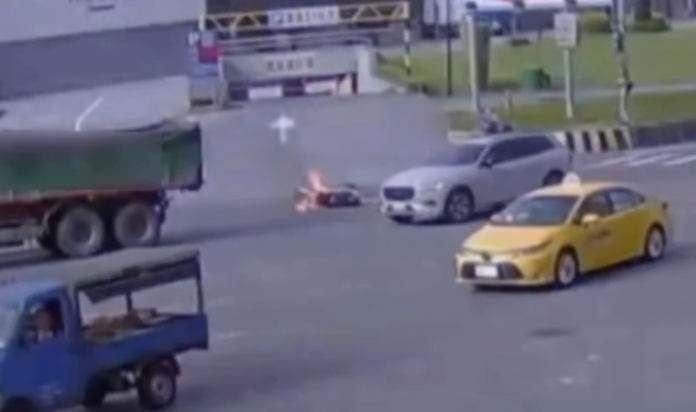 汐止火燒車！機車與砂石車擦撞倒地起火　女騎士全身多處燒燙傷挫傷