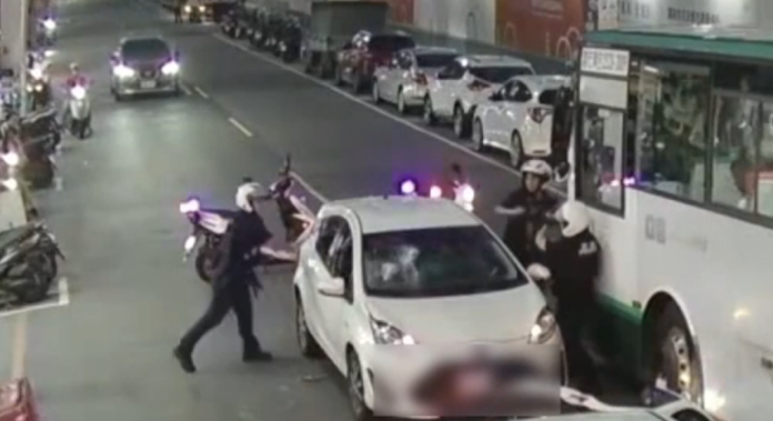 破窗逮人！毒駕拒檢逃逸受困車陣　新莊警破窗拉出車外壓制逮捕