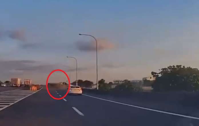 國道匝道貨車撞2車翻覆！　釀2人受傷 