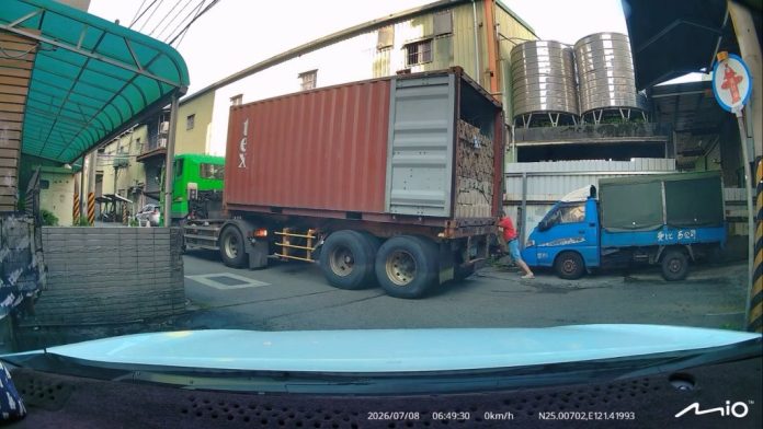 影／差一秒變夾心餅乾！貨櫃車倒車險壓扁後方工作人員　目擊駕駛狂按喇叭救命