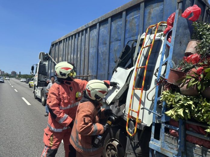 國道1號新竹路段聯結車追撞大貨車！　兩人受傷
