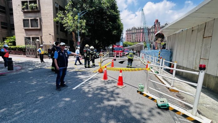 台北市敦化北路道路突塌陷瓦斯外洩！　警消緊急封鎖警戒