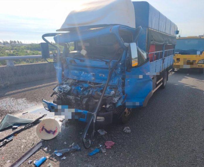 國1死亡車禍！南向336.2k小貨車猛撞聯結車　64歲駕駛送醫不治