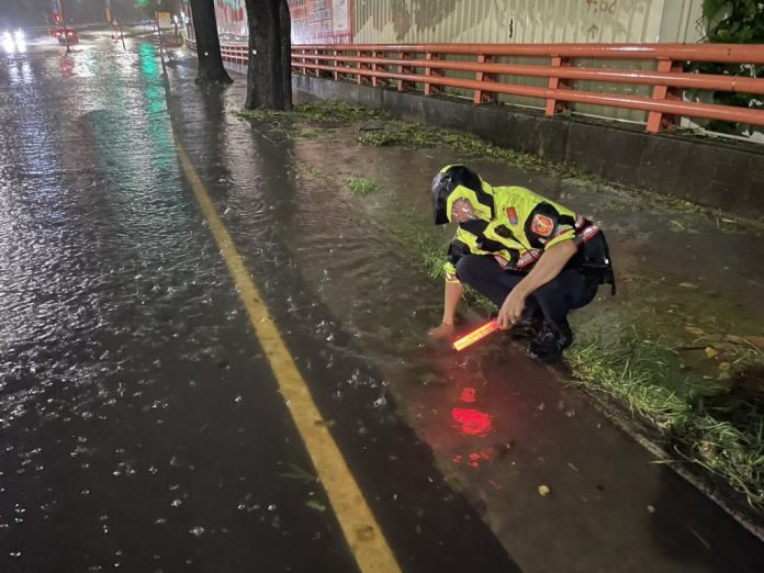 颱風夜警員用手清水溝目擊者誇讚　酸民：清潔隊怎麼換制服了？