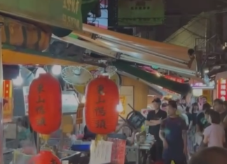 豐原廟東夜市攤商越界爆衝突! 肢體推擠砸攤兩攤商受傷 豐原廟東夜市攤商越界爆衝突! 肢體推擠砸攤兩攤商受傷