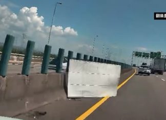 國道驚魂!高速行駛突遇不明板子飛出 駕駛驚險閃避畫面曝光 國道驚魂!高速行駛突遇不明板子飛出 駕駛驚險閃避畫面曝光