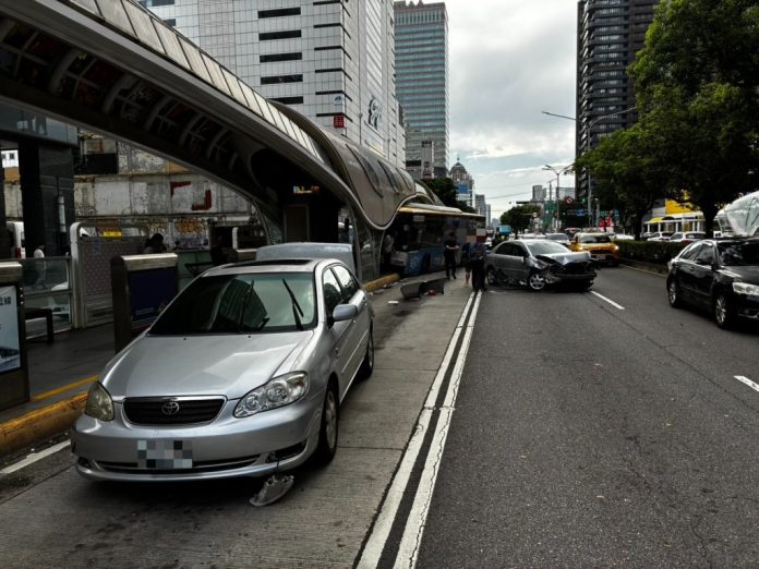台中科博館BRT優化公車站公車與兩車相撞！　4人受傷