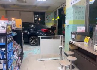 影/嘉義晚間車禍!男駕駛開BMW失控衝進超商 撞破玻璃「整輛塞進店裡」 影/嘉義晚間車禍!男駕駛開BMW失控衝進超商 撞破玻璃「整輛塞進店裡」