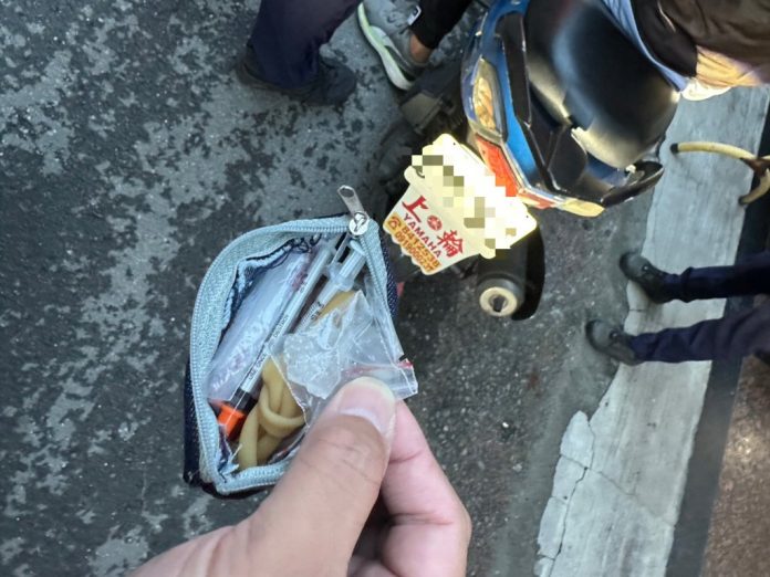 蛇行男急喊「我只是沒駕照」　下一秒抱緊手套…警秒懂了