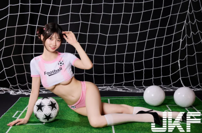 AV女優瀨戶環奈化身足球甜心！上衣大露「性感南半球」