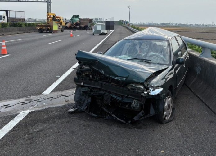 國道1號後壁段轎車自撞後橫停車道　遭半聯結車撞擊釀1人受傷