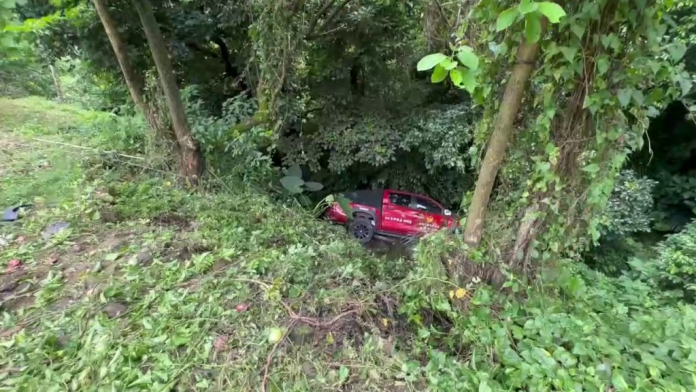 有片／消防山訓出意外！勤務車煞不住衝落山溝　4人驚魂送醫
