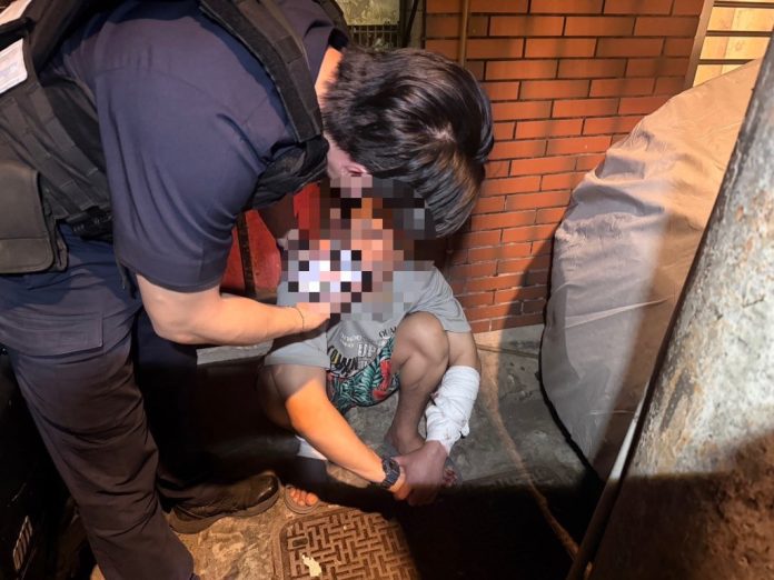 中和驚悚夜！情緒失控男劃破瓦斯軟管縱火　持刀與警對峙15分鐘遭逮捕