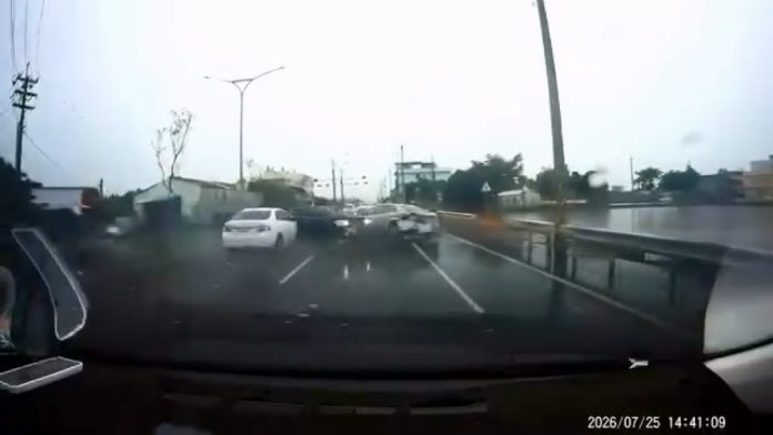 影／嘉義毒連環撞！駕駛撞分隔島再撞前車影片曝光　5車遭殃7人受傷