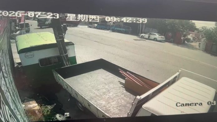 影／砂石車跨雙黃線左轉！紅牌重機騎士「煞車不及撞上身亡」另一角度影片瘋傳　司機酒測值0.11mg/L