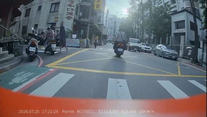 影／未禮讓 vs 打人！行人過馬路疑不滿女騎士轉彎沒停下　近身直接出手巴她頭