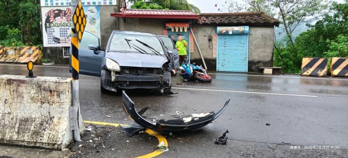 快訊／轎車失控猛撞安全島！重機煞車不及再撞上　台3線驚魂3人送醫