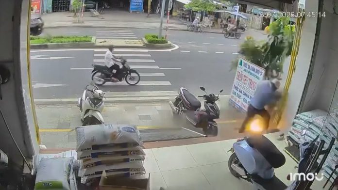 影／切鐵桶突爆開！越南男「瞬間炸飛半空」重摔落地　左臂、脊椎骨折