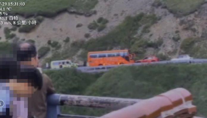 遊覽車拋錨塞住台14甲線　台8線自小客自撞4人受傷送醫