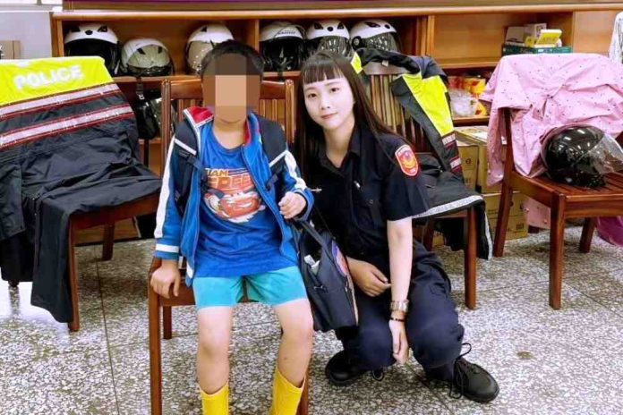 竹市警二分局員警及時伸出援手　助豪雨中徬徨無助迷途男童平安返家
