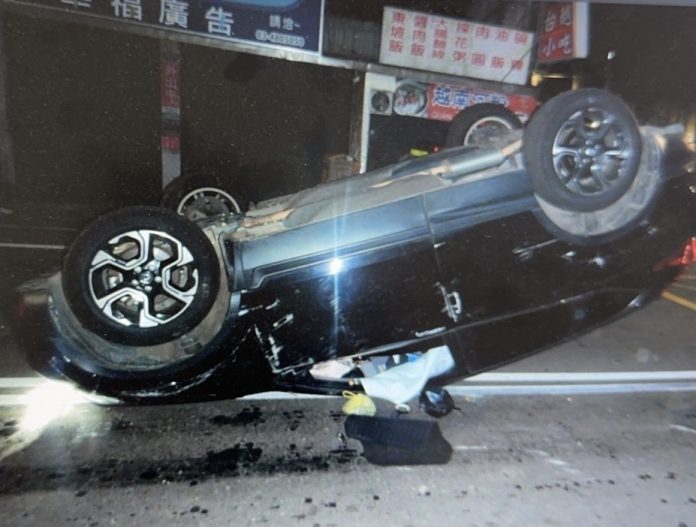 有詭？龍潭小客貨車凌晨自撞分隔島翻覆 駕駛消失了