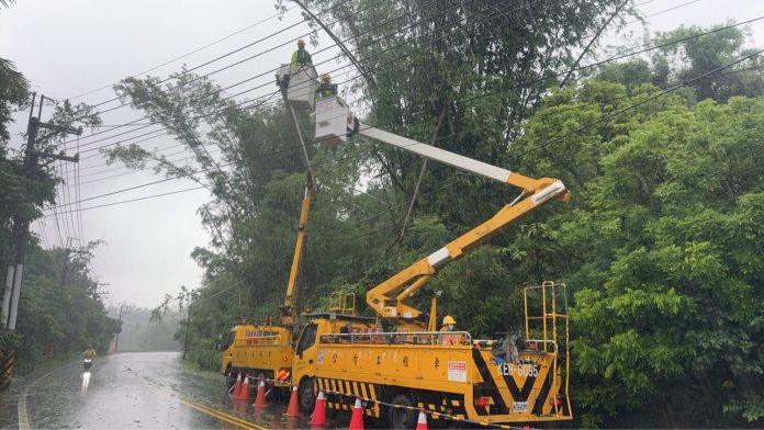 巴威強風吹倒路樹釀停電　台電拚今晚全數復電