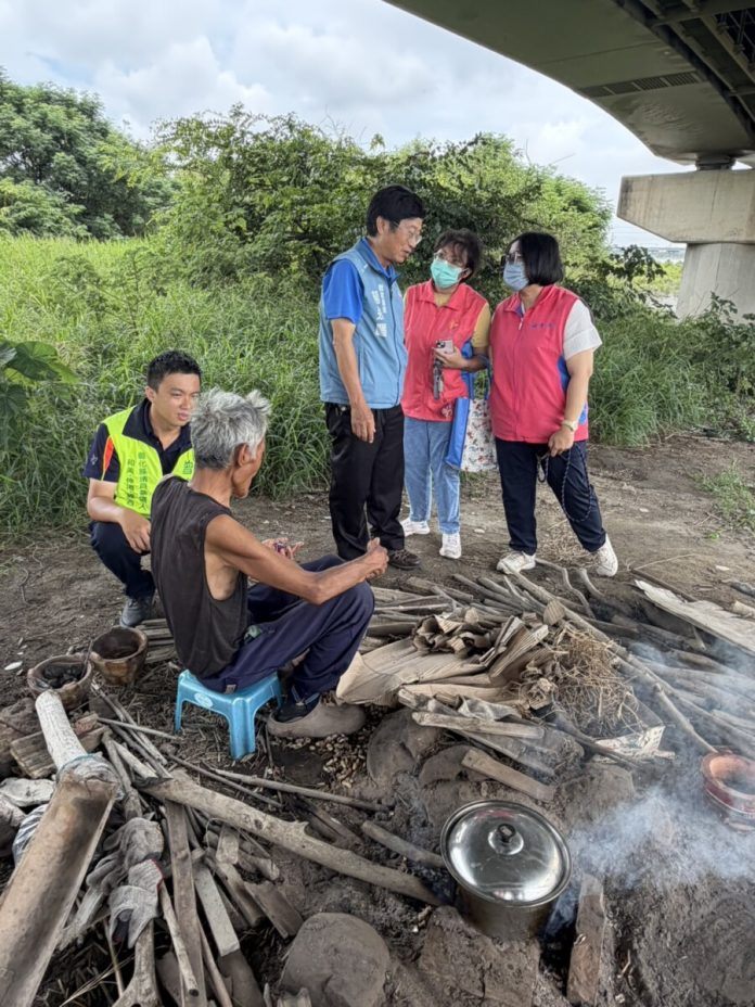 台版魯賓遜！75歲翁住橋下　社工勸安置遭婉拒