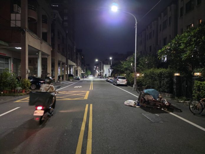 一個沒看車、一個沒看路　82歲翁撞傷過馬路婦