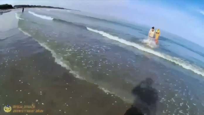 驚險！桃園新屋2學生笨港沙灘溺水 海巡動力救生圈救人