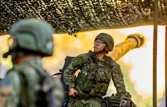 影／陸軍10軍團重砲射擊 驗證「科技練兵」「打了就跑」戰術