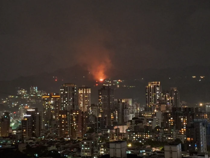 快訊／北市指南宮深夜陷火海！南天門火舌狂竄　警消急灌救