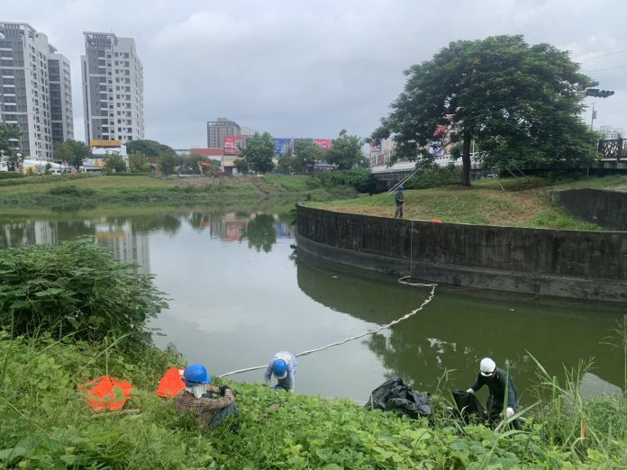 水利局連夜緊急打撈後勁溪、右昌排水死魚　初判「水位驟降、溶氧降低」所致