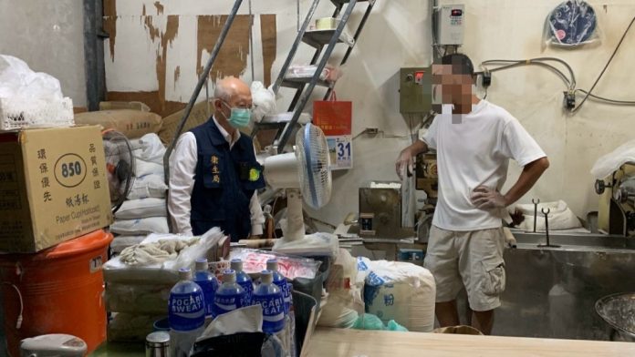 陽春麵驗出苯甲酸！高雄2製麵店遭突襲　蜘蛛網、地下水等缺失全曝光
