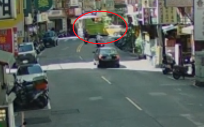 蘆洲公車小黃相撞！　 公車司機受傷送醫