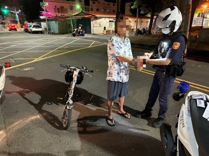 蛇行露餡！老翁騎電輔車喊肚子痛想落跑　警一摸口袋揪出海洛因