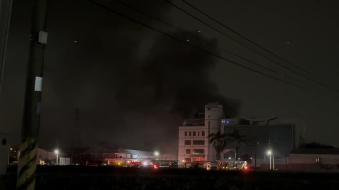 快訊／台南關廟工廠深夜火警！惡火濃煙狂竄 消防射水搶救