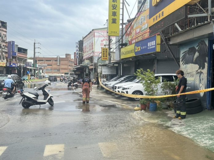 新莊水管破裂路面淹水！　員警到場交管