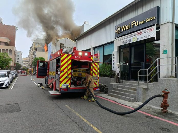台南港式料理店火警！3樓濃煙火舌竄出　消防射水搶救