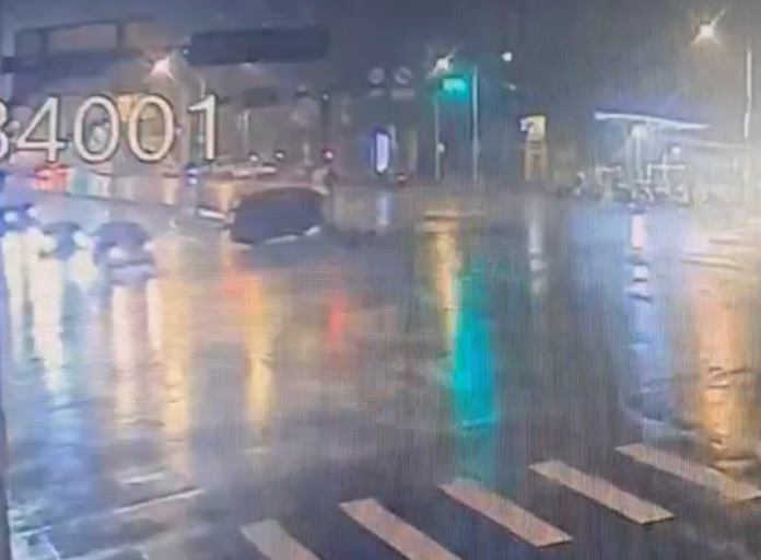 撞擊畫面曝光！桃園男子駕車撞分隔島翻覆棄車落跑　警方開罰查辦