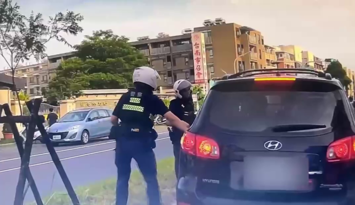 見警秒逃！轎車狂飆…4男棄車逃竄　一查全是失聯移工