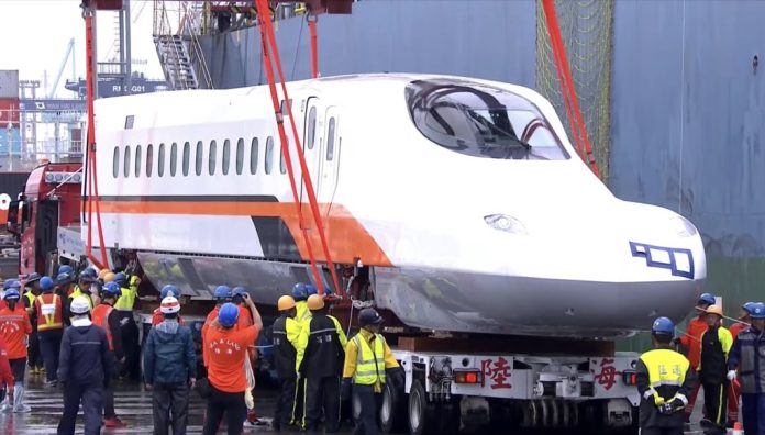 快訊／台灣高鐵22年迎新車！N700ST首組抵台　高雄港74號碼頭正式落板