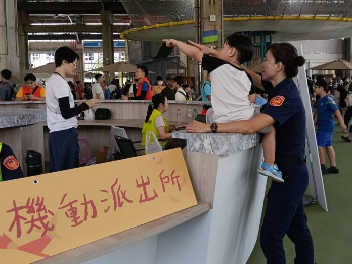 高雄親子園區變「撿小孩」現場！2天百童走失　警忙當保母