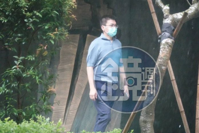 趙建銘現身了！陳幸妤爆「大學生女友」後　他低調現身診所